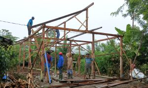 Korban Tanah Bergerak di Sirampog Brebes Bangun Huntara Secara Swadaya