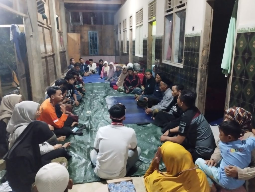 Para Pengungsi Sholat Tarawih di Pengungsian