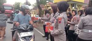 Sedekah Ramadan, Polres Tegal Bagikan Takjil