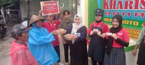 Bantu Duafa dan Pelaku UMKM, Selama Ramadan Alfamart Bagikan Paket Buka Puasa