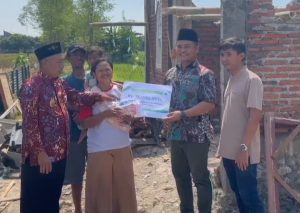 H Ischak Bantu Korban Puting Beliung