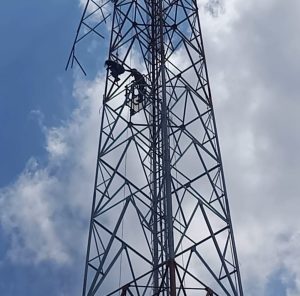 Pembongkaran Tower Berujung Maut , Satu Pekerja Meninggal Tertimpa Besi
