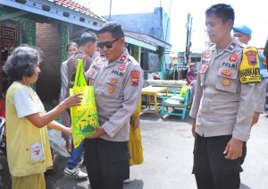 Warga Tiga Kelurahan di Kota Tegal Dapat Bantuan Sembako
