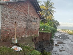 Tebing Sungai Keruh Longsor, Rumah Warga Terancam Ambruk