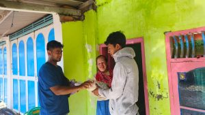 Pokdarwis Muarareja Indah Bagikan THR Kepada Masyarakat