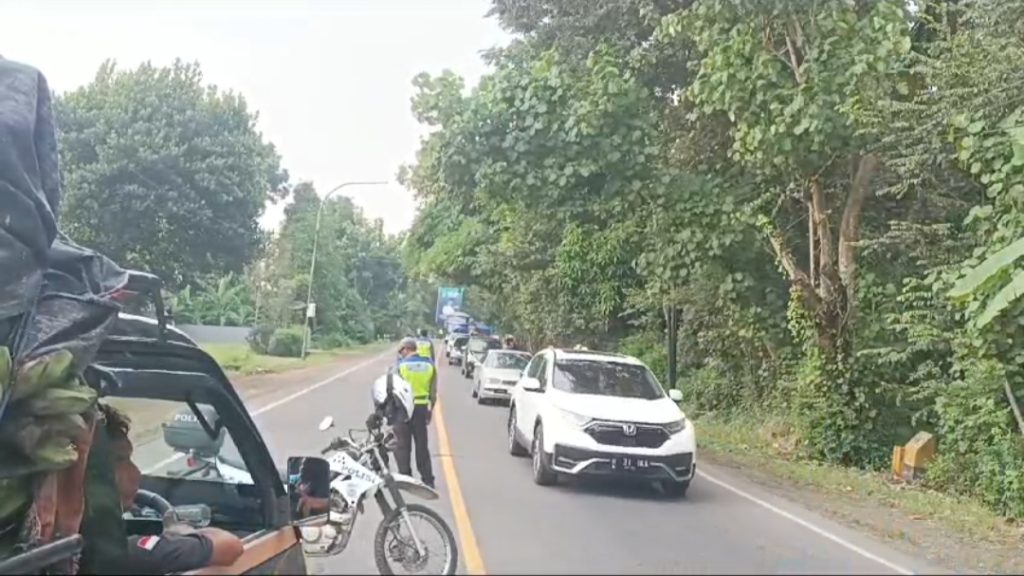 Satlantas Brebes terapkan One Way Lokal Urai Kepadatan Arus Mudik di Pasar Linggapura
