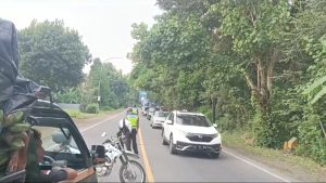 Satlantas Brebes terapkan One Way Lokal Urai Kepadatan Arus Mudik di Pasar Linggapura