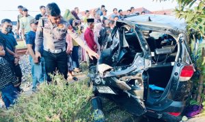 Mobil Tertabrak KA di Perlintasan Tanpa Palang Pintu, 2 Tewas