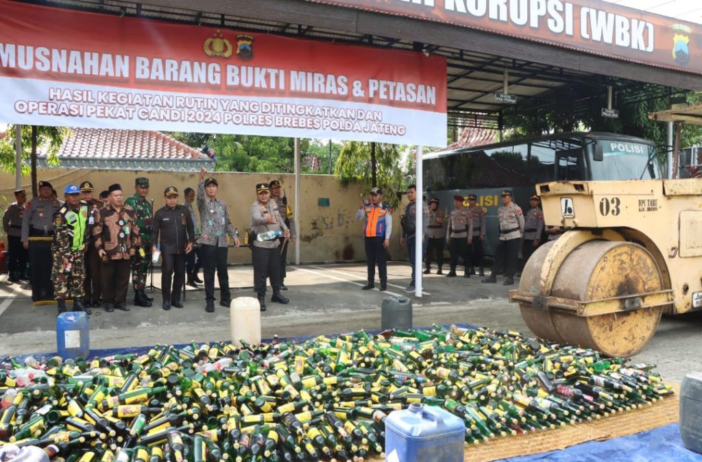 3.842 Botol Miras dan Puluhan Ribu Petasan Hasil Operasi Pekat Dimusnahkan