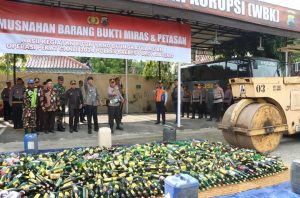 3.842 Botol Miras dan Puluhan Ribu Petasan Hasil Operasi Pekat Dimusnahkan