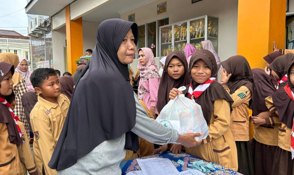 Menyemai senyum, Menebar Kebahagiaan di Bulan Suci bersama SD Ihsaniyah 1 Pusaka
