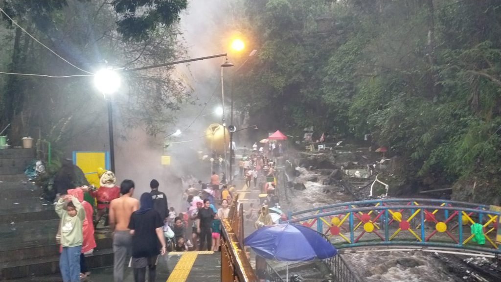 Meski Hujan, Pengunjung Guci Tetap Membludak