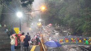 Meski Hujan, Pengunjung Guci Tetap Membludak