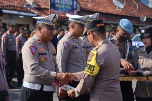 Apel Konsolidasi, Kapolres Tegal Beri Penghargaan Kepada Personel