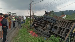 Pecah Rem Saat Hendak Naik Flyover Kretek, Truk Angkut Excavator Mundur dan Terguling