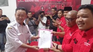 Dikawal Ratusan Pendukung, H Mu’min Ambil Formulir Cabup di PDIP