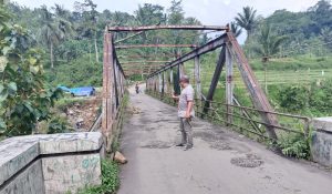 Miris! Jembatan Kalierang Bolong-Bolong