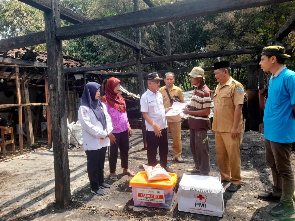 PMI Beri Bantuan Bagi Jamburi, Rumah Ludes Terbakar Akibat Korsleting Listrik