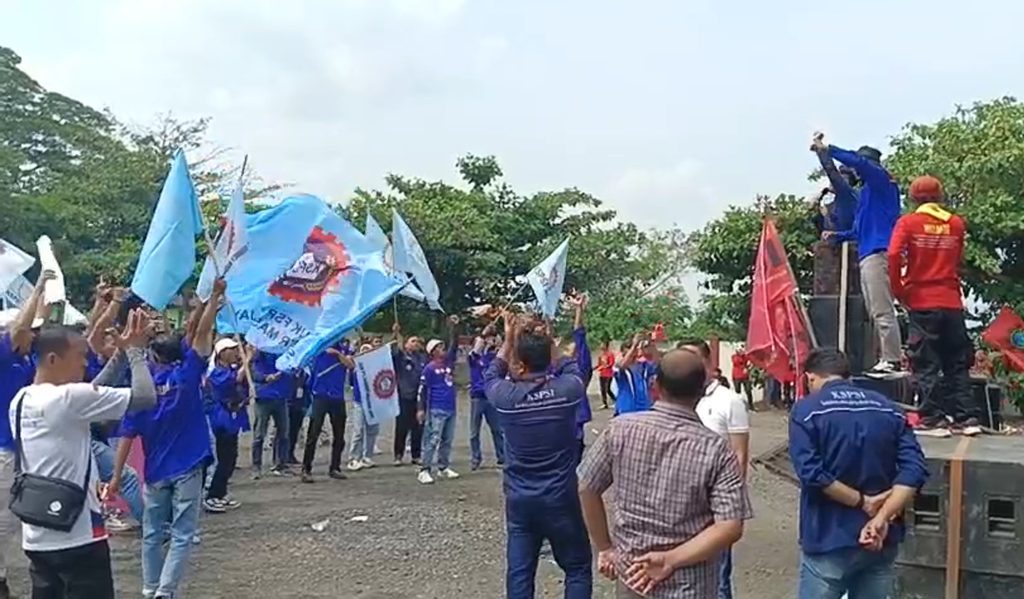 Buruh Di Brebes Aksi Damai Peringatan May Day Menyampaikan 6 Tuntutan