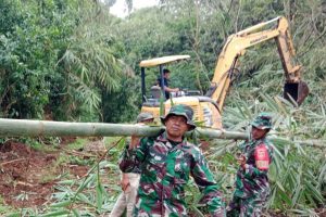 Masyarakat dan TNI Buka Akses Jalan Antar Desa