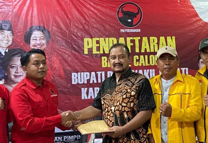 Anom Widiyantoro Pertama Kembalikan Formulir ke PDI Perjuangan