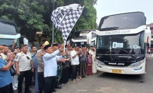 Bupati Mansur Cek Langsung Kondisi Bus Pembawa Jamaah Calon Haji
