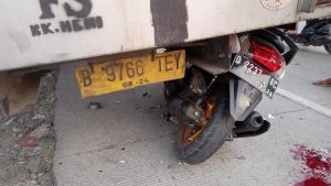 Diduga Mengantuk, Pengendara N-Max Tabrak Truk Box