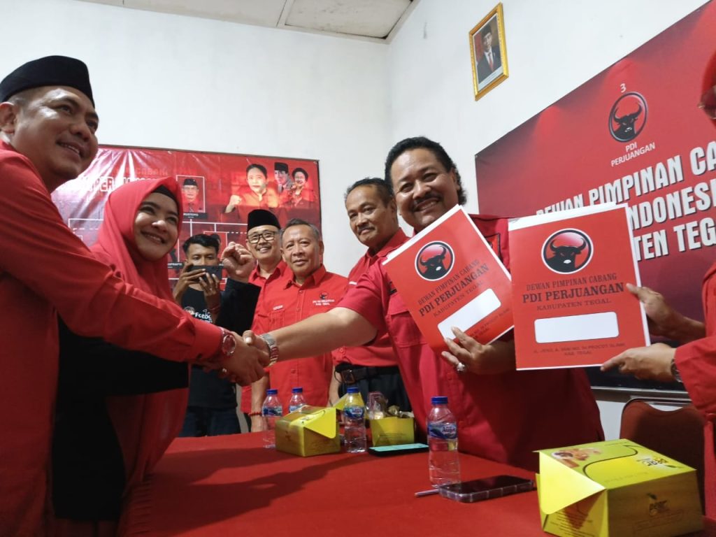 Unik, Pasutri Daftar Cabup di PDIP Kabupaten Tegal