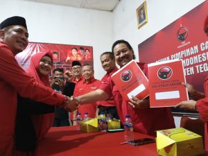 Unik, Pasutri Daftar Cabup di PDIP Kabupaten Tegal
