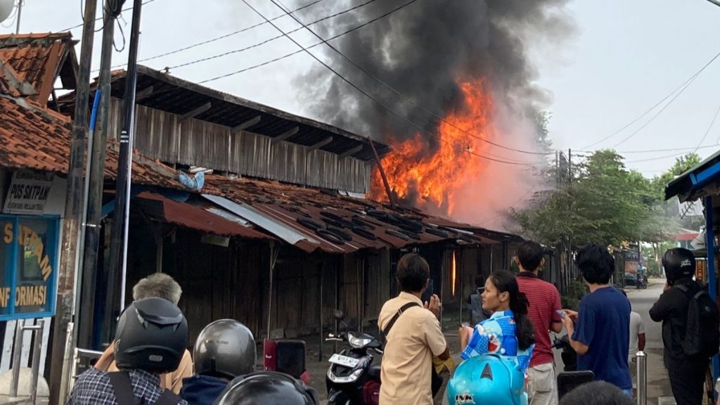 12 Kios Pasar Malam Kota Tegal Terbakar