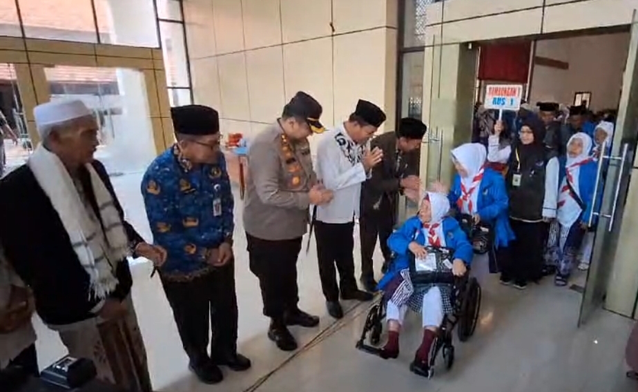 1.052 Calon Haji Brebes Diberangkatkan ke Donohudan