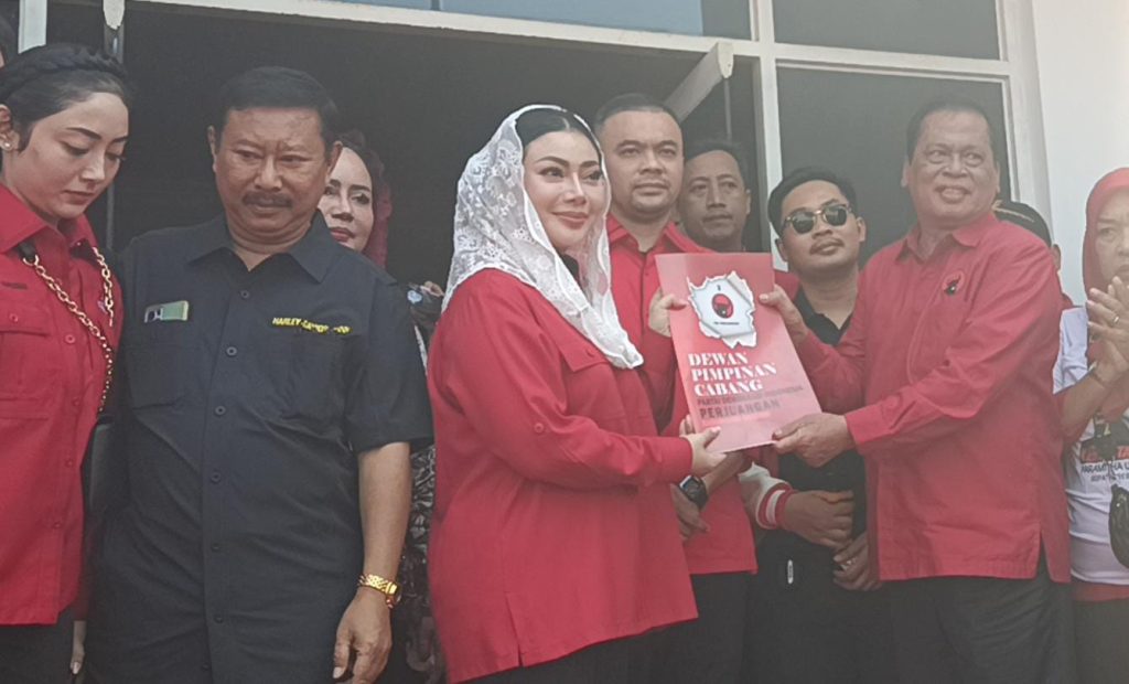 Ribuan Pendukung Kawal Paramitha Mendaftar Bacabup di PDI Perjuangan