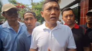 Ribuan Warga Desak Bos Bawang Brebes Maju Cabup, Datangi Kediamannya
