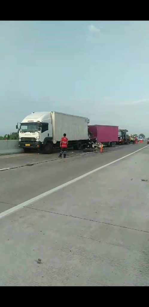 Truk Boks Seruduk Truk Parkir, Dua Orang Tewas