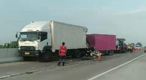 Truk Boks Seruduk Truk Parkir, Dua Orang Tewas