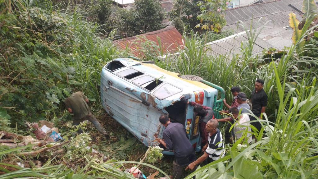 Angkudes Bawa Pedagang Terperosok ke Tebing Jalan, Empat Orang Luka-luka