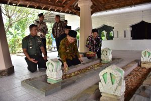 Pj Bupati Tegal Ziarah ke Makam Pendiri Kabupaten Tegal