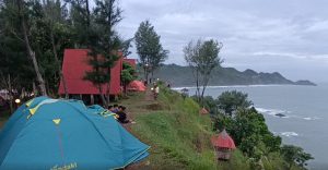 Sensasi Ngecamp di Atas Bukit Pantai Menganti