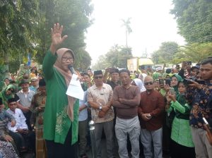 Ribuan Emak-emak Kawal Pendaftaran Umi Azizah ke PKB