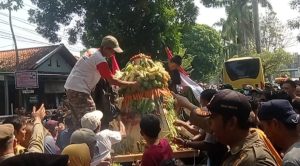 Tombak Kiai Pleret Diarak Bersama Gunungan Hasil Bumi