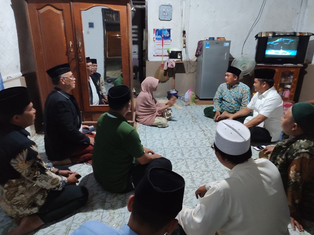 Haji Ischak Sambangi Korban Kecelakaan Rombongan Muslimat NU Kertasari