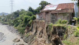 Tiga Rumah Terancam Roboh, Warga Minta Pemerintah Tangani Tebing Sungai Keruh yang Longsor