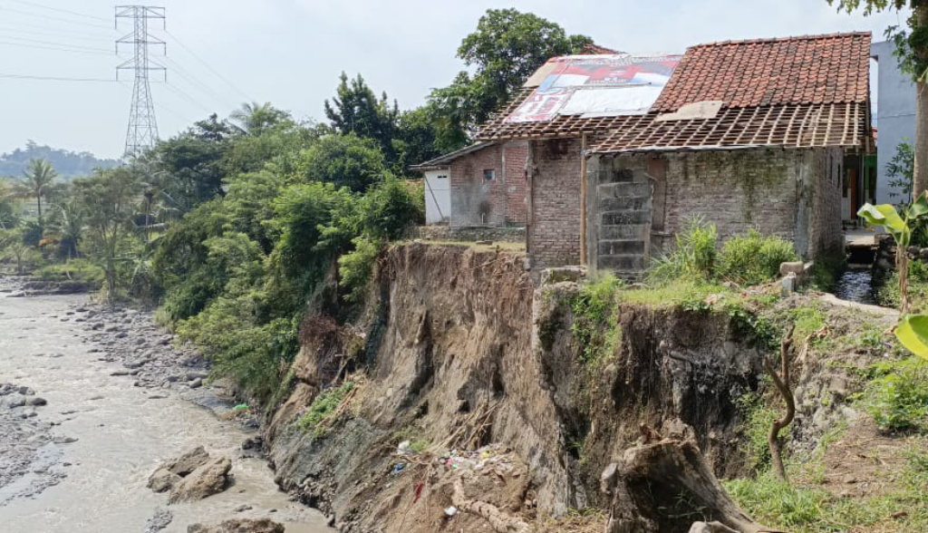 Tiga Rumah Terancam Roboh, Warga Minta Pemerintah Tangani Tebing Sungai Keruh yang Longsor