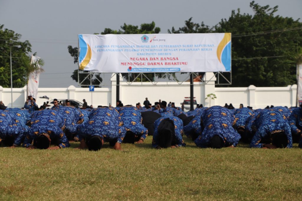 Ribuan P3K di Brebes Sujud Syukur, Seorang Nazar Potong Rambut Usai Terima SK Pengangkatan