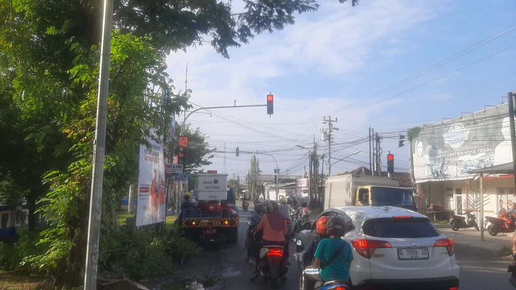 Dishub Pangkas Pepohonan yang Menutupi Traffic Light dan Rambu Lalu Lintas