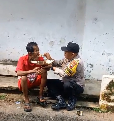 Anggota Polisi di Brebes ini Sukarela Mengurus ODGJ