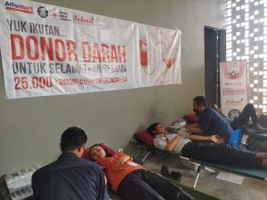 Ratusan Karyawan Alfamart Ramai-Ramai Donor Darah