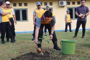 Polres Tegal Kota dan DLH Hijaukan Perkantoran Kawasan Pantai