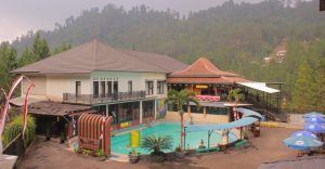 Karyawan Sun Q Ta Hotel Guci Bersih-Bersih Musala