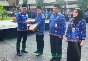 Tiga PNS Teladan Terima Penghargaan